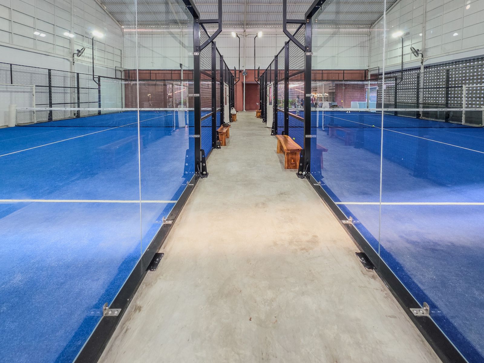 Padelbaan met glazen wanden