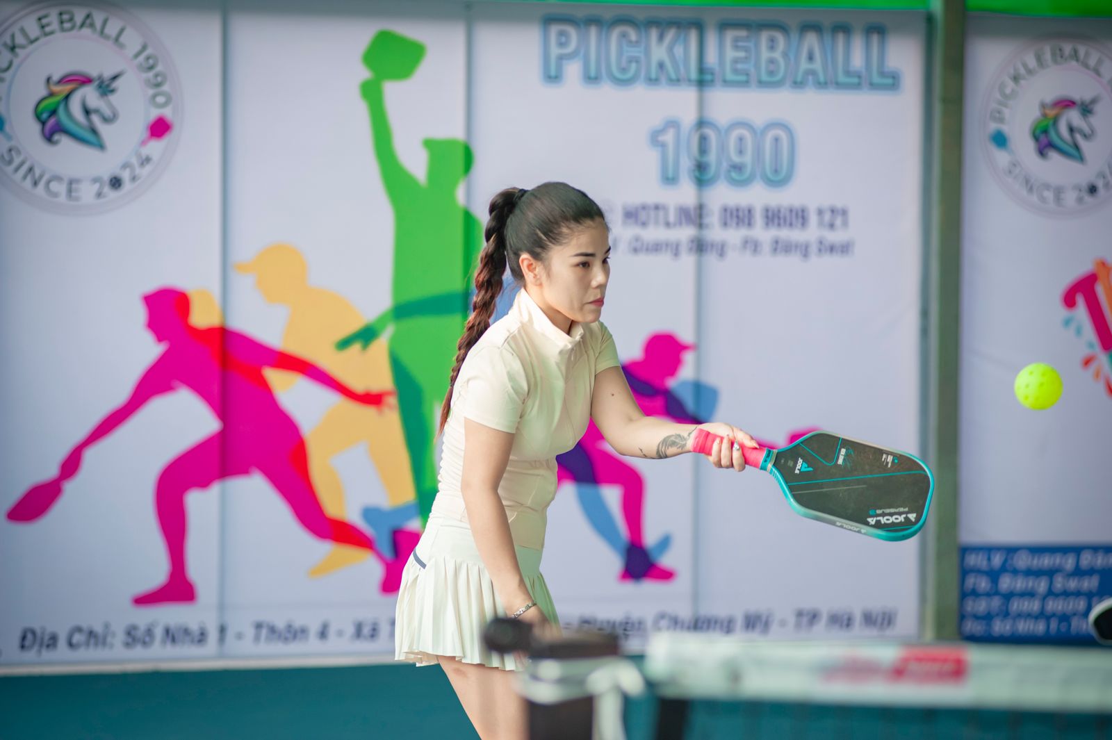 Pickleballspeelster in actie op een indoor baan